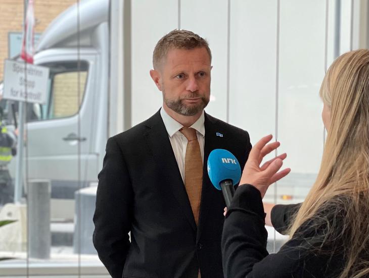 Bent Høie ble intervjuet av NRK Lørdagsrevyen etter møtet. 