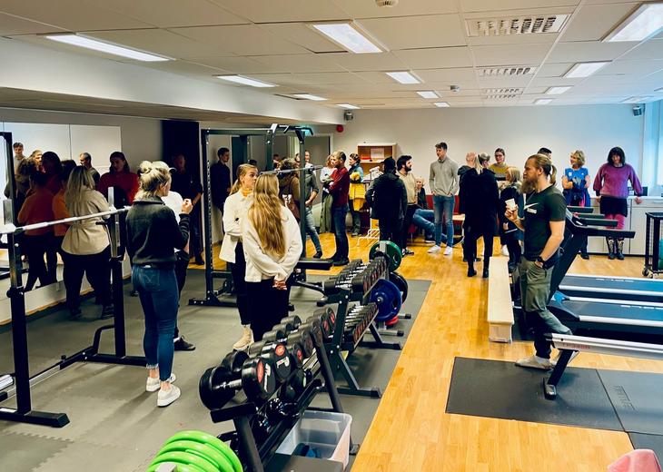 Deltagerne på fagdagen fikk omvisning på det nye treningsrommet på Solli DPS i Bergen.